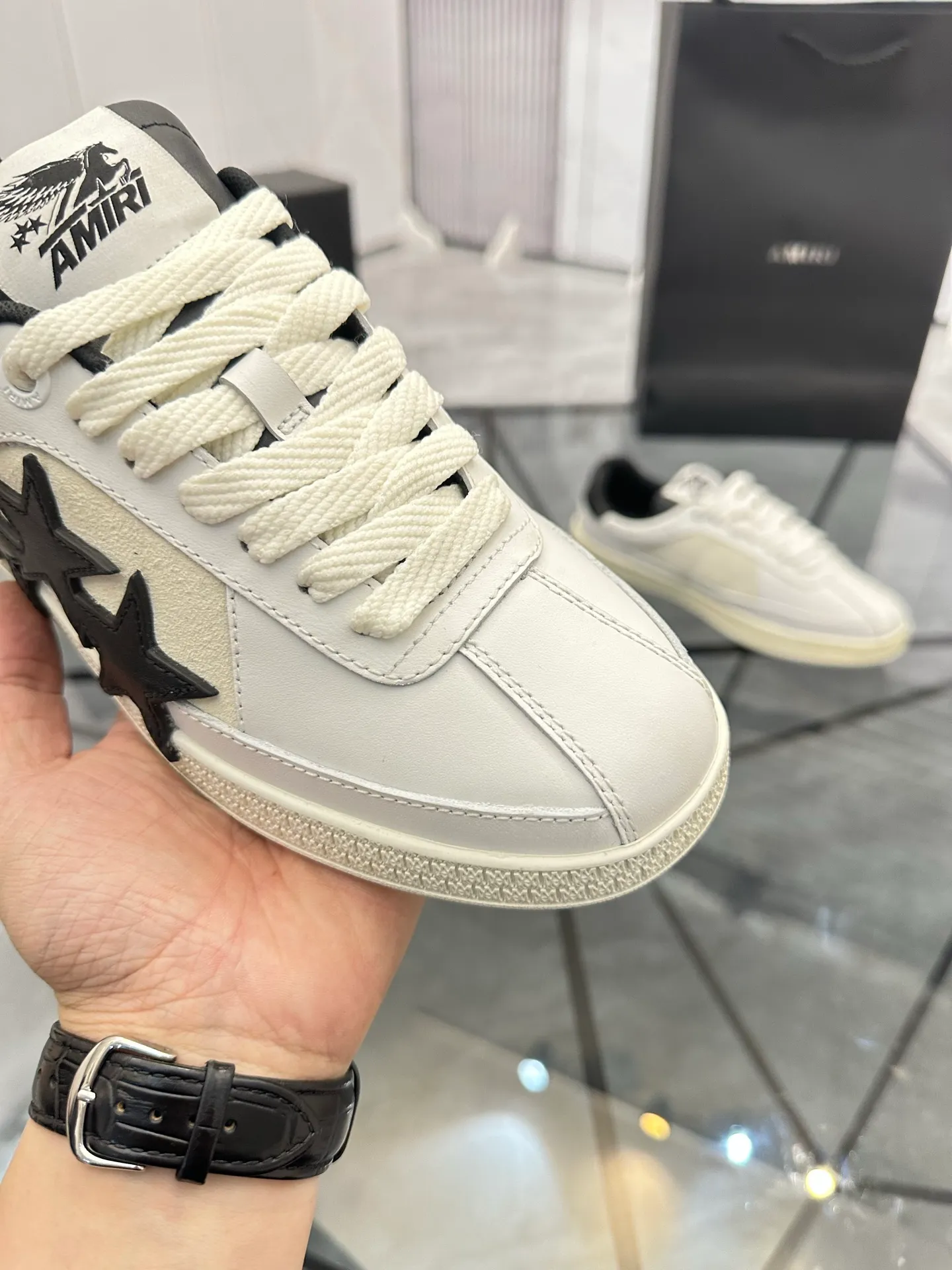 Men's shoes: 💰P560¥ Guangzhou top quality Product trademark: AMIRI* "Amir*" low-top casual shoes Regular size: 39-44 (can be customized to 45) Product material: imported first-layer cowhide leather upper, breathable lining, original outsole. Number: 525